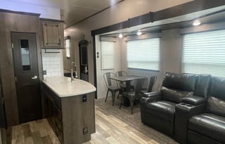 Gorgeous 5th wheel for large group - sleeps 8!