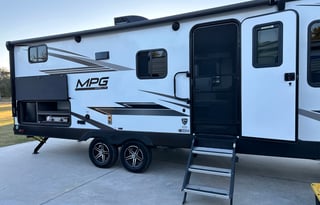 Kid & Pet Friendly Bunkhouse Towable Camper