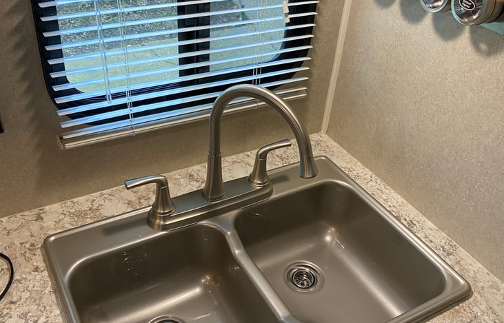 Kitchen: sink