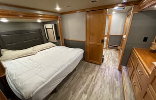 Luxury StationaryRV Retreat-Site included