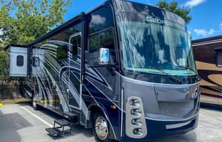 31-*NEW* 2021 Georgetown 4-sleeper Luxury Class A