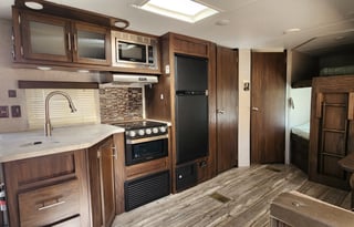 Cherokee Red sleeps 6 w/pvt queen & bunks