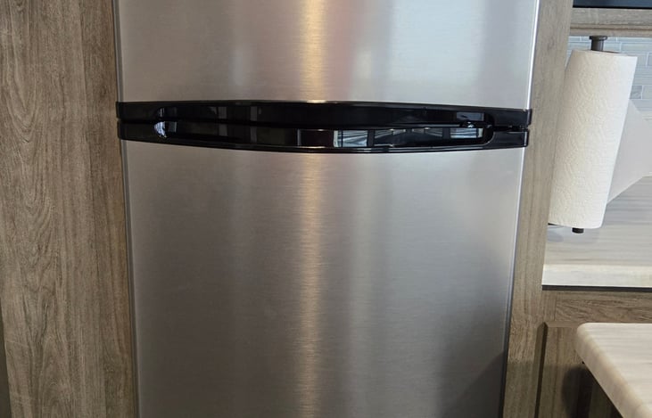 Replace dual power fridge that was 6.7 cubic feet with a 12 volt fridge that has 10 cubic feet! Lots of space for all your goodies drinks and food.