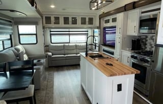 Stationary spot-2022 Prime Time RV Crusader 382MBH