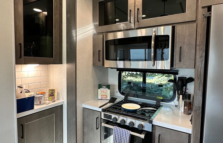 Gas Range/Oven and Microwave