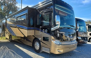 RV Sleeps 4 in 2 Beds | Unlimited Generator Use