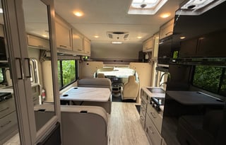 2025 Thor Chateau 21Z... 24 Ft... Easy to Drive...