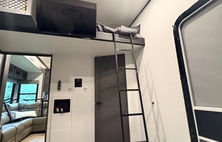 Luxury 2025 Alliance Valor 44V14 w/ 14' Garage