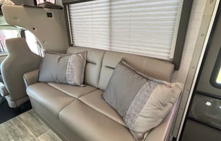 2025 Thor Chateau 30ft. RV -free private shuttle