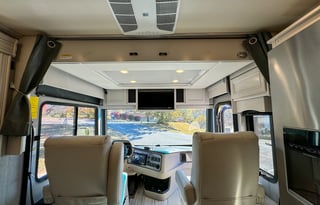 Holiday Rambler Luxury Coach /2 Full Baths & Bunks