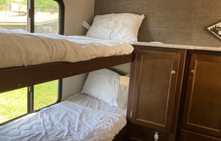 Great for families- 7 beds, 1 master bed