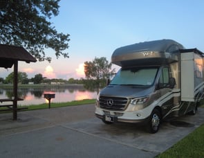 Winnebago Navion 24V