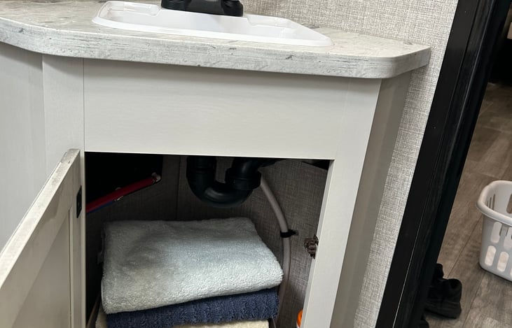 Bath towels, extra hand towels, wash clothes and extra RV toilet paper