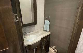 Luxury Pet Friendly RV priced to rent!!!!