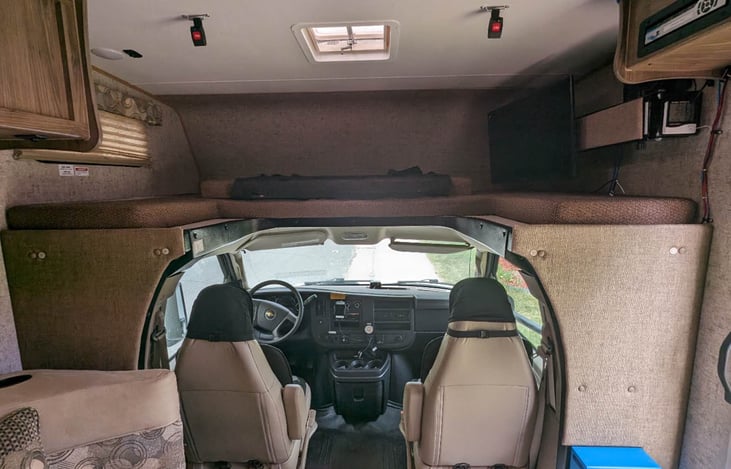 Classic Chevy 4500 V8 engine.
Handsfree mobile holder/wireless charger.
Bluetooth multimedia player.
Altimeter, clock, temperature and humility display.
Dash camera with DVR.
Mobile signal booster.