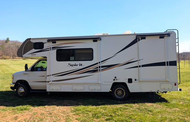 Perfect for families or small groups, this Winnebago Spirit offers a fantastic blend of maneuverability, comfort and all the amenities you need for an unforgettable adventure.