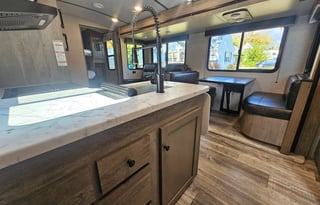 21 Outback Ultra Lite-Half ton / Pet Friendly