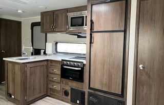 2021 EAST TO WEST Della Terra Bunk House