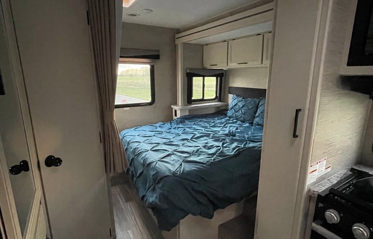 Queen bed that you can walk all the way around!