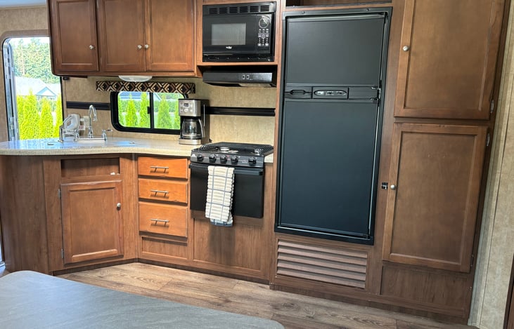 Full and spacious kitchen