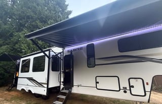 Happy Camper Family 5th Wheel