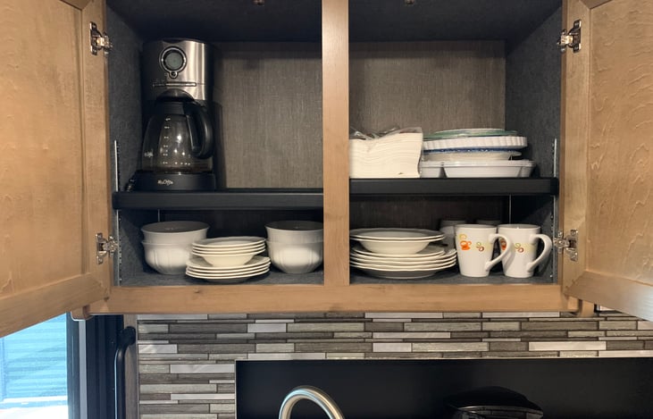 12 cup coffee maker with 4 place settings.