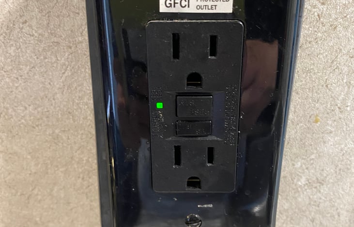 Kitchen: dual GFCI outlet