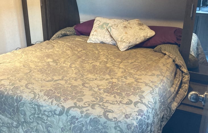 Master room- Queen bed