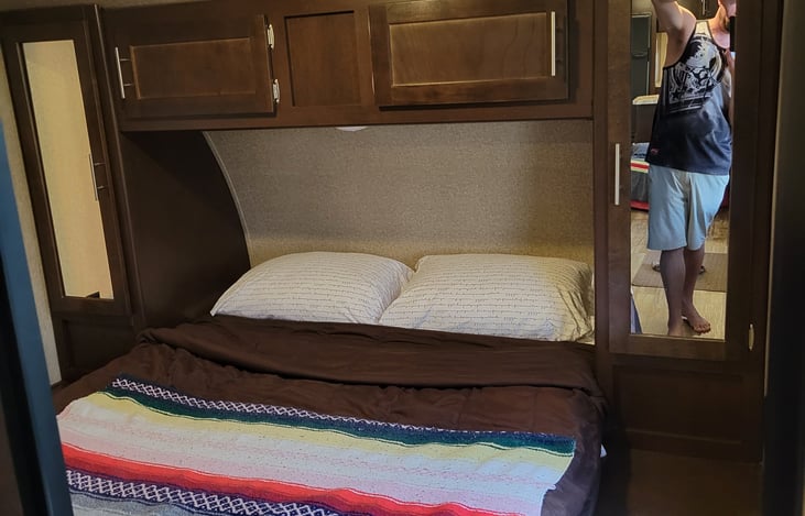 Queen size bed plenty of storage for clothes and toiletries fresh clean sheets and bedding