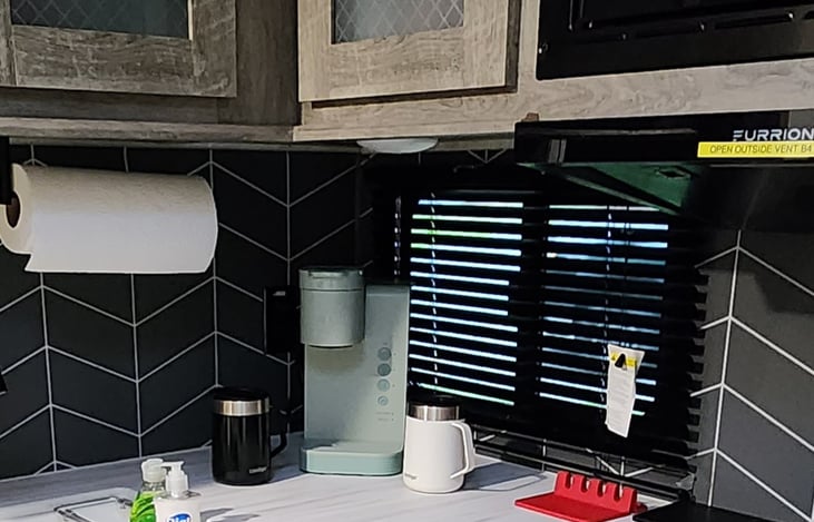 ENJOY MORNING COFFEE WITH INCLUDED KEURIG WITH A VARIETY OF K CUPS!