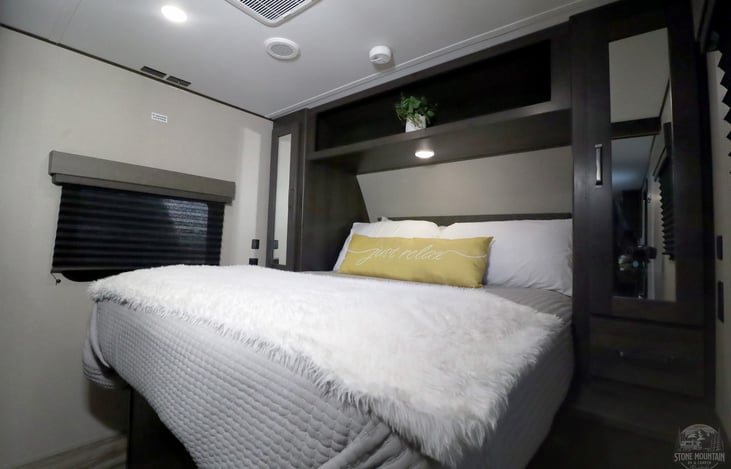 2022-Grand-Design-Transcend-Explor-297-QB-Copyright-at-StoneMountainRVs-dot-com