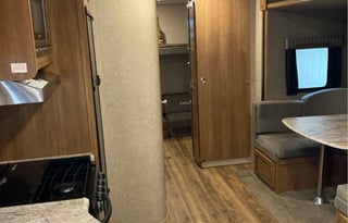 ALL SEASON-2019 Coachmen Legacy Edition Sleeps 10!