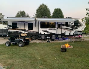 Grand Design Momentum M-Class 381M