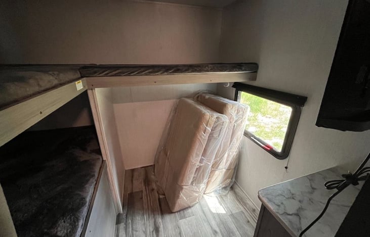 Rear bunk room W/TV for the Kids!