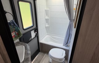 Golden Getaways Family RV – Sleeps 8 - 10