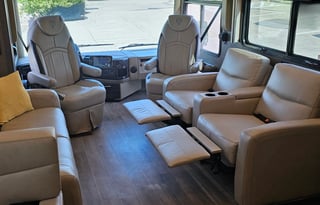 Beautiful 2021 Thor Palazzo 37.4 with all you need