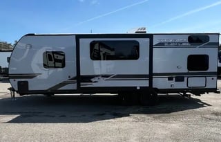Bunkhouse RV Rental | Sleeps 8 | Outdoor Kitchen