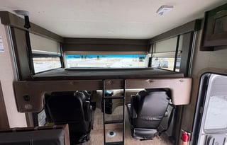 2018 Jayco Motorhome sleeps 10!