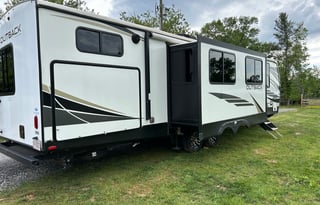 Outback | Large & Luxurious w/ Bunkhouse Sleeps 10