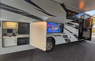 2024 Fleetwood Flair – Ultimate Luxury on Wheels!
