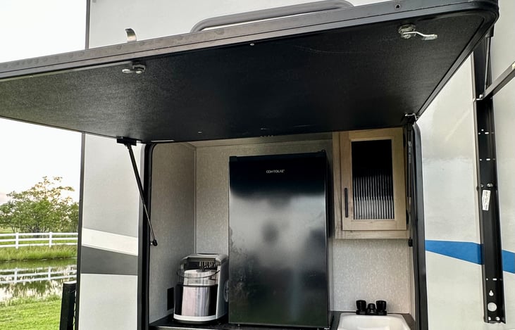 Outdoor kitchen area