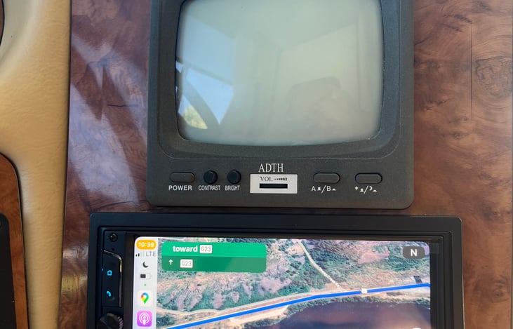Apple  CarPlay and back up camera