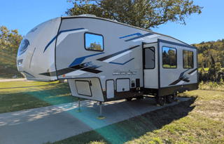 Cherokee Arctic Wolf | Large Luxurious 5th Wheel