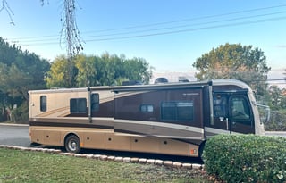 Palace on wheels! -2005 Revolution LE 40 ft