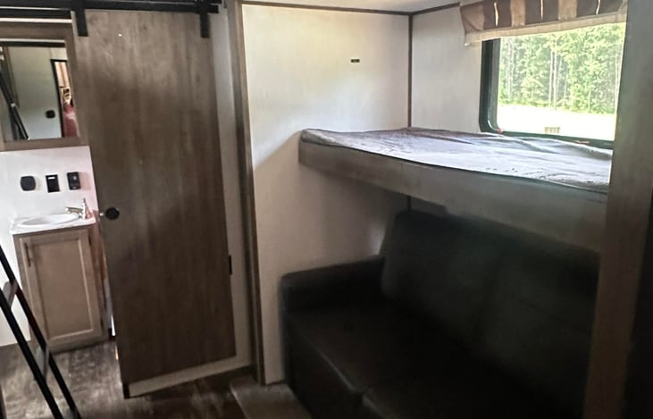 back bedroom featuring fold down bunk