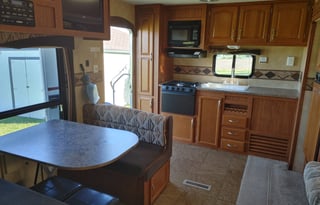 25' JAY FLIGHT SLEEPS 6 COMES FULLY STOCKED