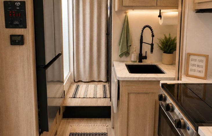 Kitchen/Sink/Fridge