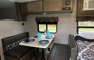 NO LIMITS! Easy tow! Sleeps 5! BUNKS!