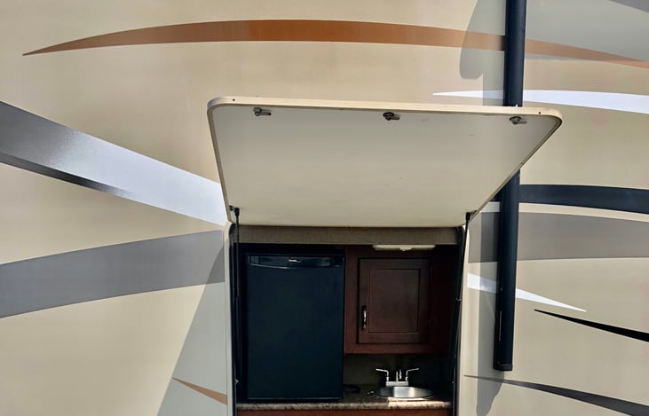 Outside Kitchen - Long Photo Shot