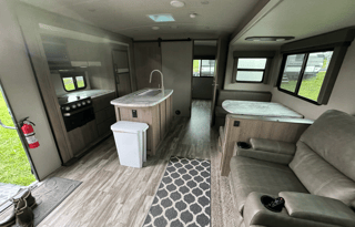 '21 Grand Design Imagine 3250BH Sleeps 8